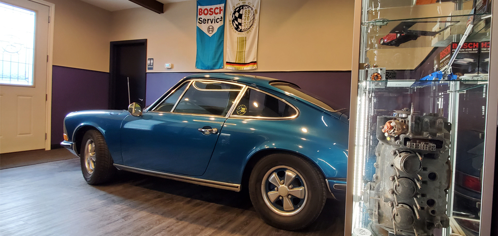 Long hood 911E in the lobby