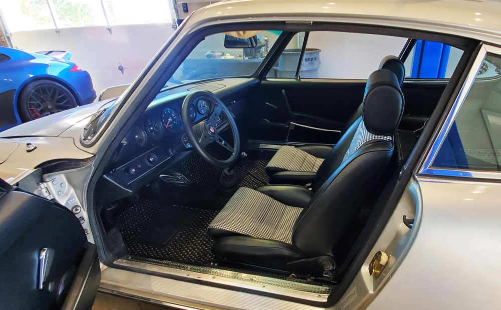 70s porsche 911 - classic import car inspection - interior inspection